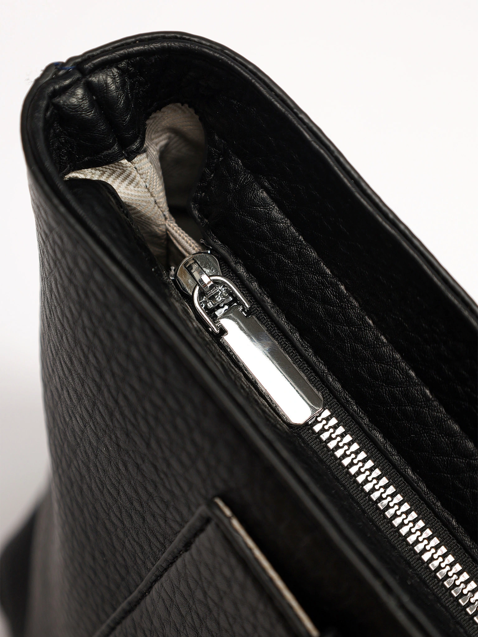 Сумка-тоут с декоративным брелком в ассортименте